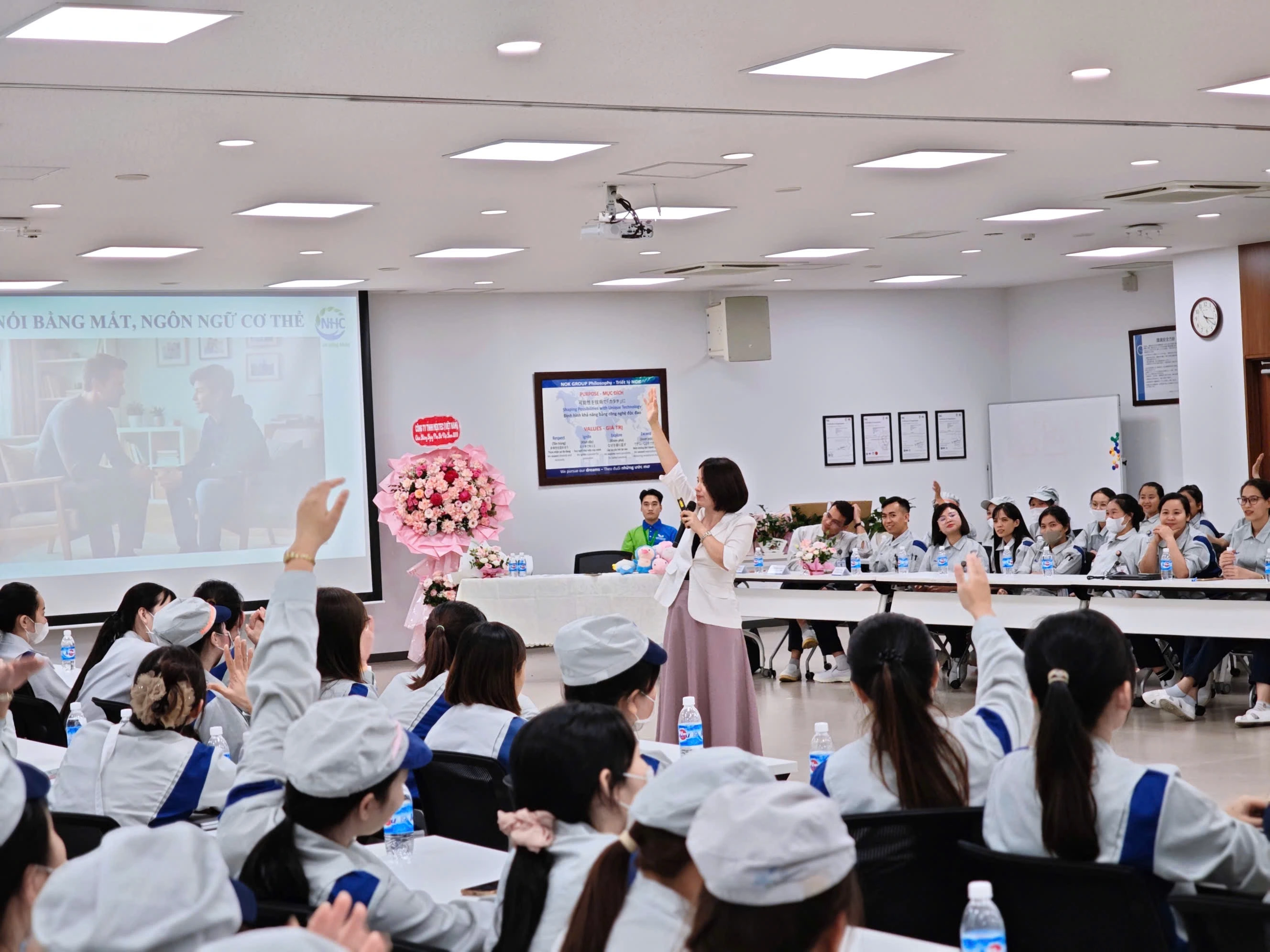 TỌA ĐÀM 20/10: LẮNG NGHE CON TRẺ THỜI ĐẠI SỐ – CHA MẸ THỜI 4.0: NUÔI CON BẰNG YÊU THƯƠNG HAY BẰNG ÁP LỰC?